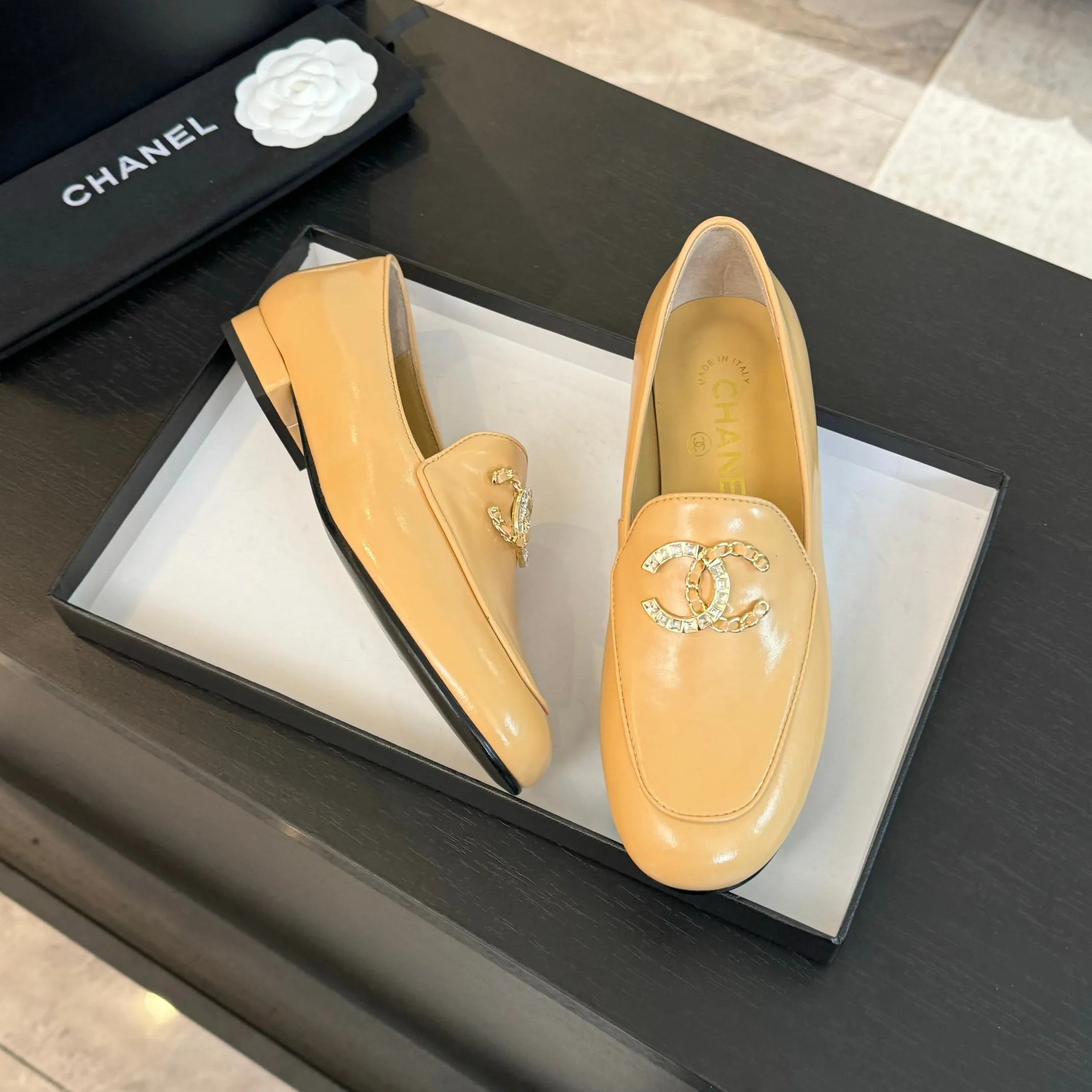 👟👟Ex-factory price 600👟👟 Purchasing-grade CHANEL Xiaoxiang classic retro shoes. I liked this pair at first sight. The design of the upper is very special. The classic hardware buckles embellished with Xiaoxiang are very CHANEL style. It has a high-end feel. The upper feet are very comfortable and soft. The feet are not afraid of being good-looking and comfortable. They are invincible when paired with mid-calf socks, skirts and trousers. It looks simple in style, but it has the effect of elongating the legs immediately on the feet, which is simple and does not lose personality. Adds a touch of coolness. Upper: imported mixed-breed lambskin. Lining: mixed-breed sheepskin. Soft, sweat-absorbent and breathable! Hardware: Exclusive original 1:1 mold development! Long-lasting and does not soften! Outsole: Genuine leather outsole imported from Italy. Height is about 2.5cm. Different market currency. We are different. Size: #34-42 (34 40 41 customized, non-refundable)